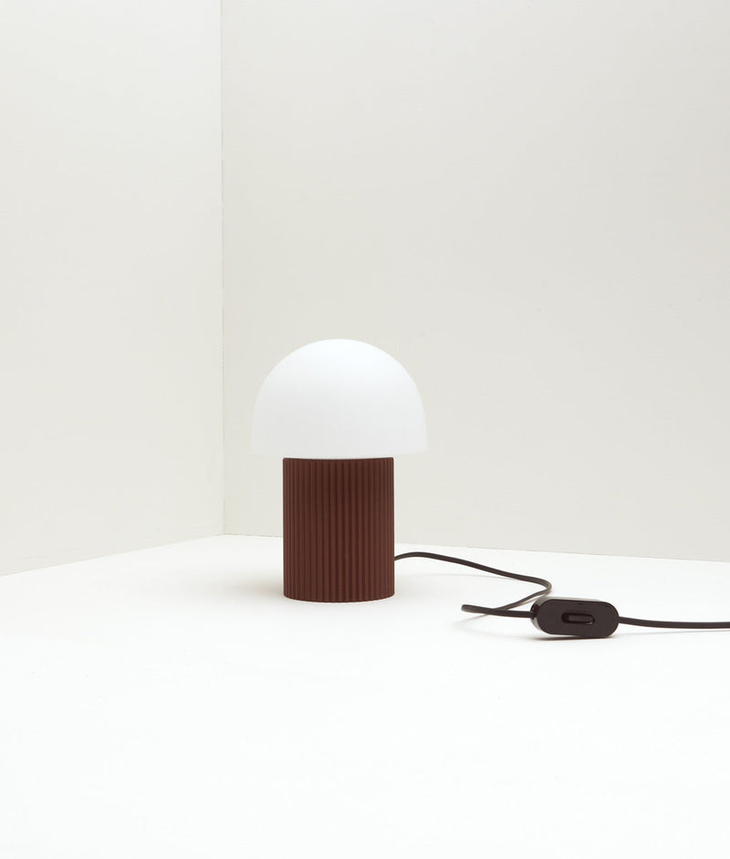 Lampe à poser "Colonnade", base à fines cannelures, verrerie "champignon" mate, bordeaux - La Quincaillerie moderne 