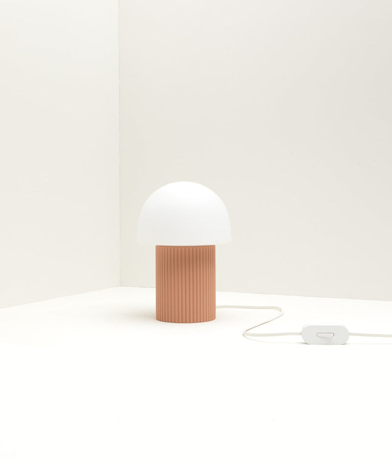Lampe à poser "Colonnade", base à fines cannelures, verrerie "champignon" mate, vieux rose - La Quincaillerie moderne