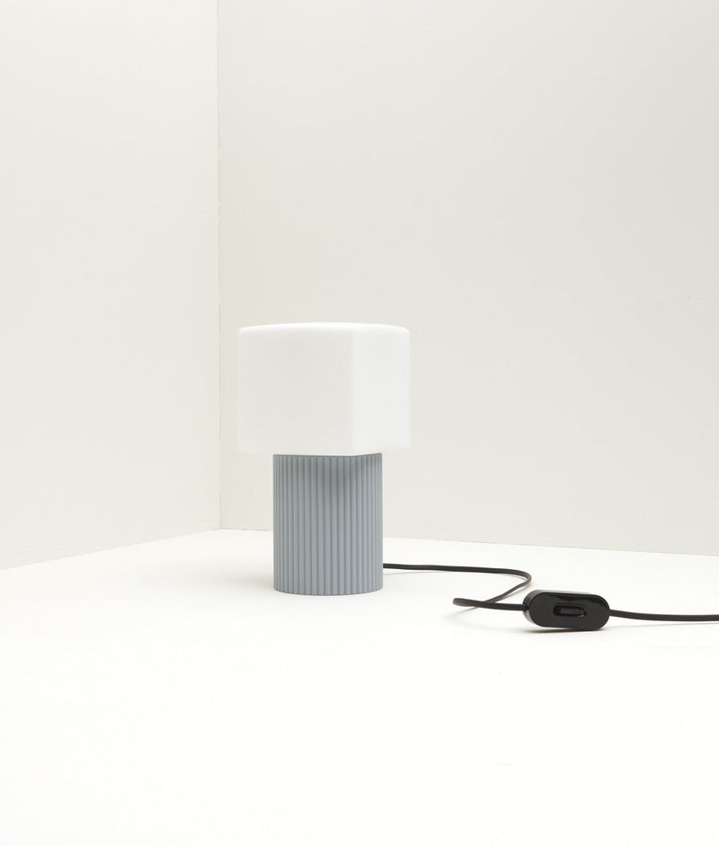 Lampe à poser "Colonnade", base à fines cannelures, verrerie "cube" mate, bleu glacier