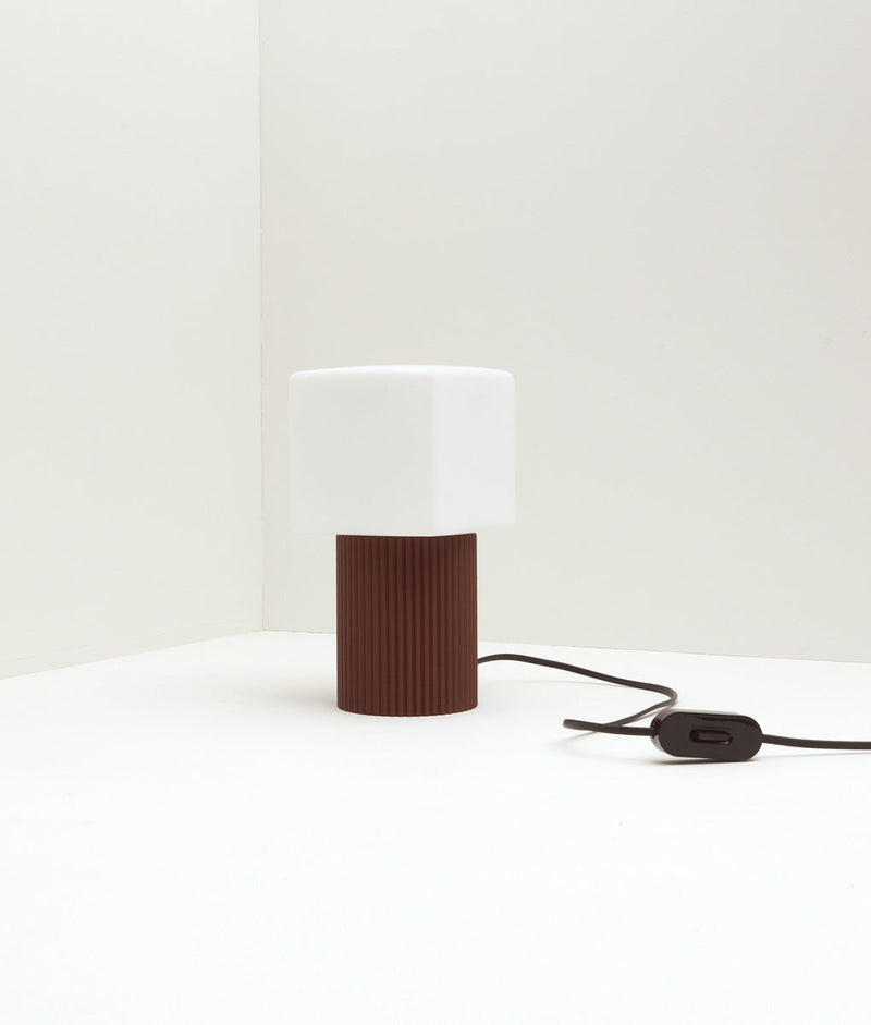 Lampe à poser "Colonnade", base à fines cannelures, verrerie "cube" mate