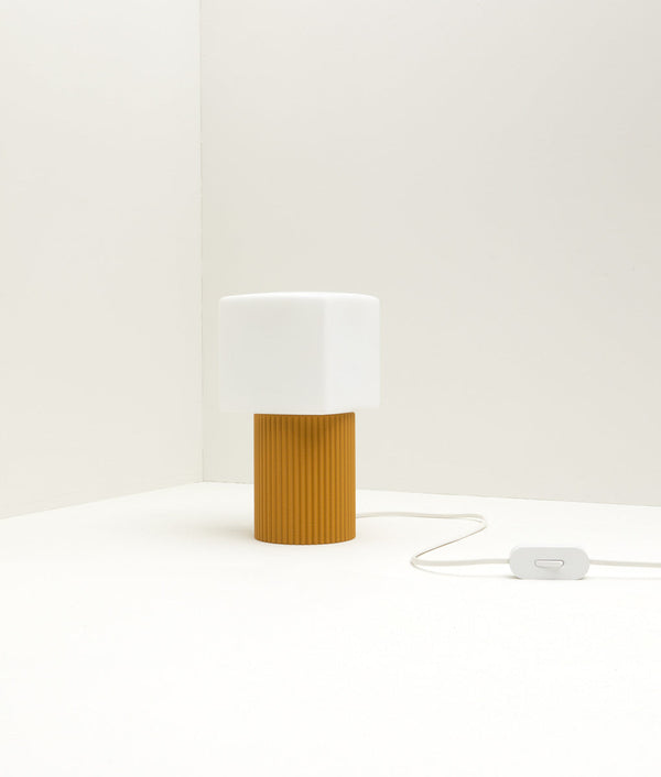 Lampe à poser "Colonnade", base à fines cannelures, verrerie "cube" mate, jaune safran