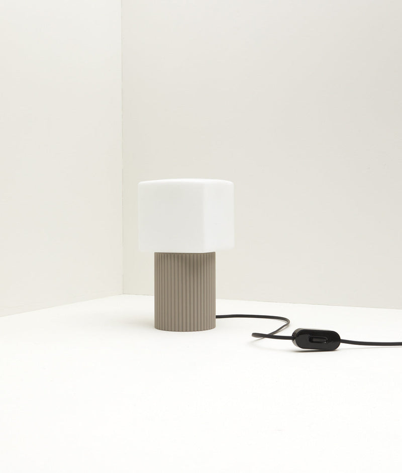 Lampe à poser "Colonnade", base à fines cannelures, verrerie "cube" mate, taupe