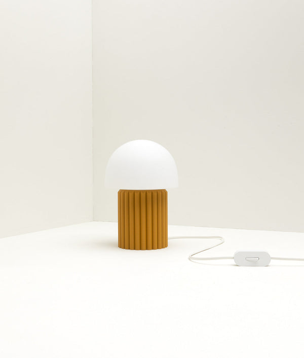 Lampe à poser "Colonnade", base à larges cannelures, verrerie "champignon" mate, jaune safran - La Quincaillerie moderne