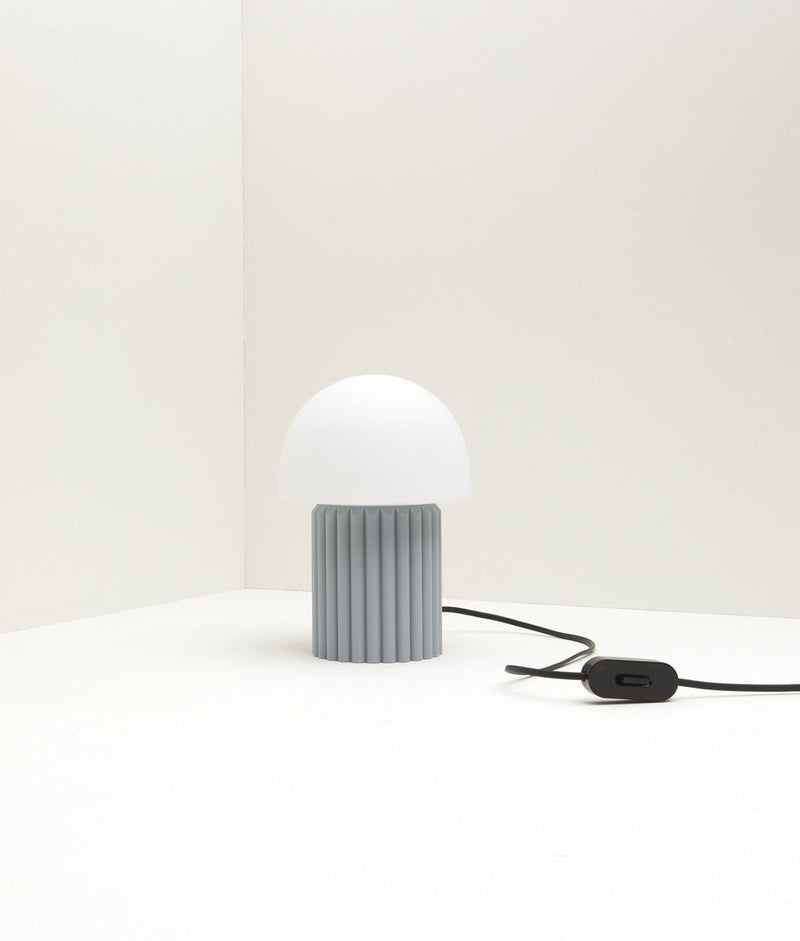 Lampe à poser "Colonnade", base à larges cannelures, verrerie "champignon" mate, bleu glacier