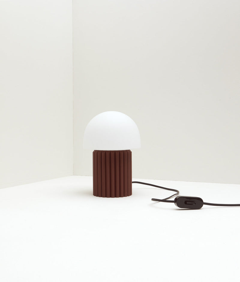 Lampe à poser "Colonnade", base à larges cannelures, verrerie "champignon" mate, bordeaux