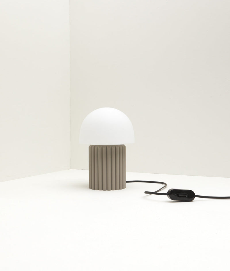 Lampe à poser "Colonnade", base à larges cannelures, verrerie "champignon" mate, taupe