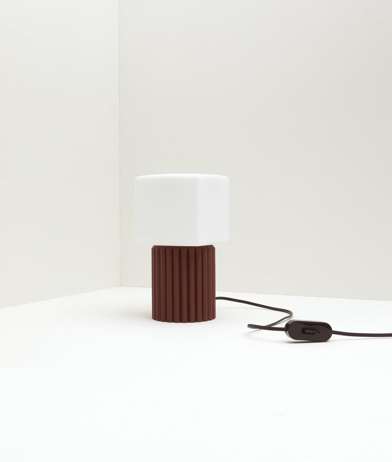 Lampe à poser "Colonnade", base à larges cannelures, verrerie "cube" mate, bordeaux