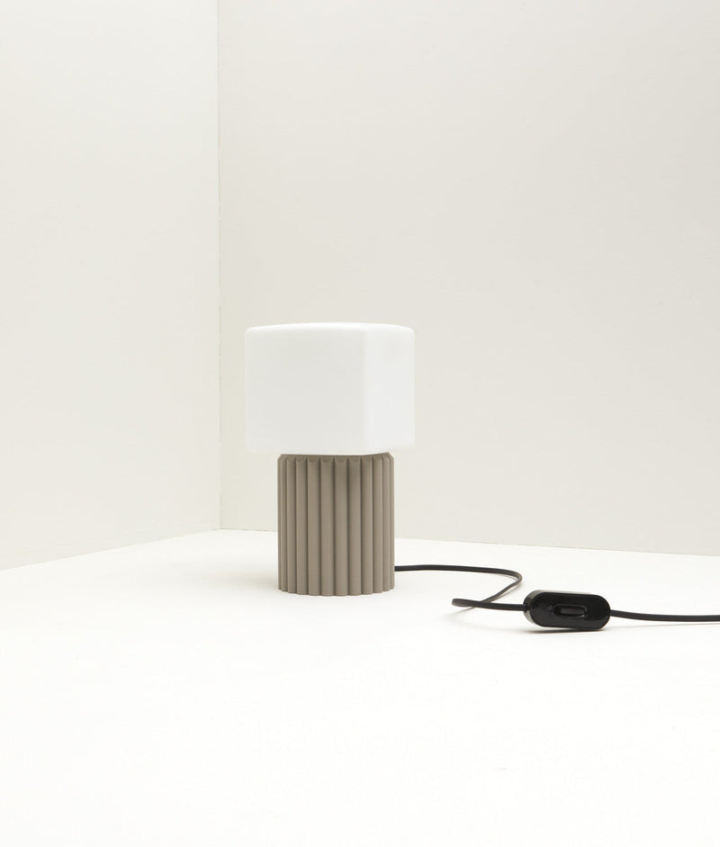 Lampe à poser "Colonnade", base à larges cannelures, verrerie "cube" mate, taupe