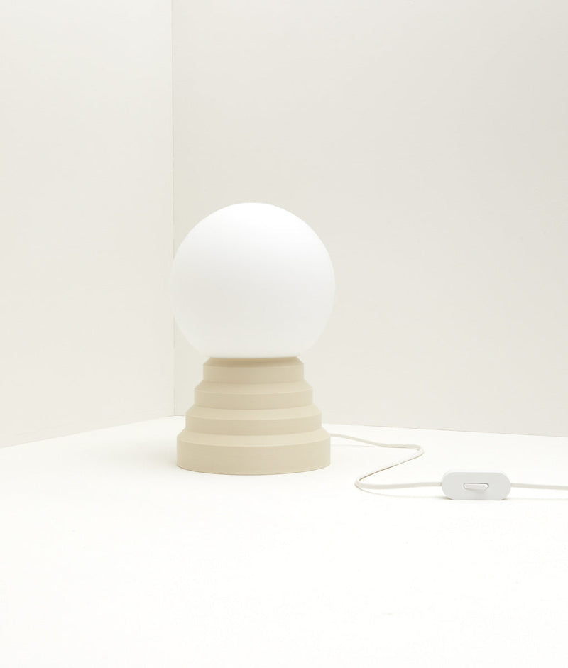 Lampe a poser Colonnade opaline La Quincaillerie moderne Bold Design