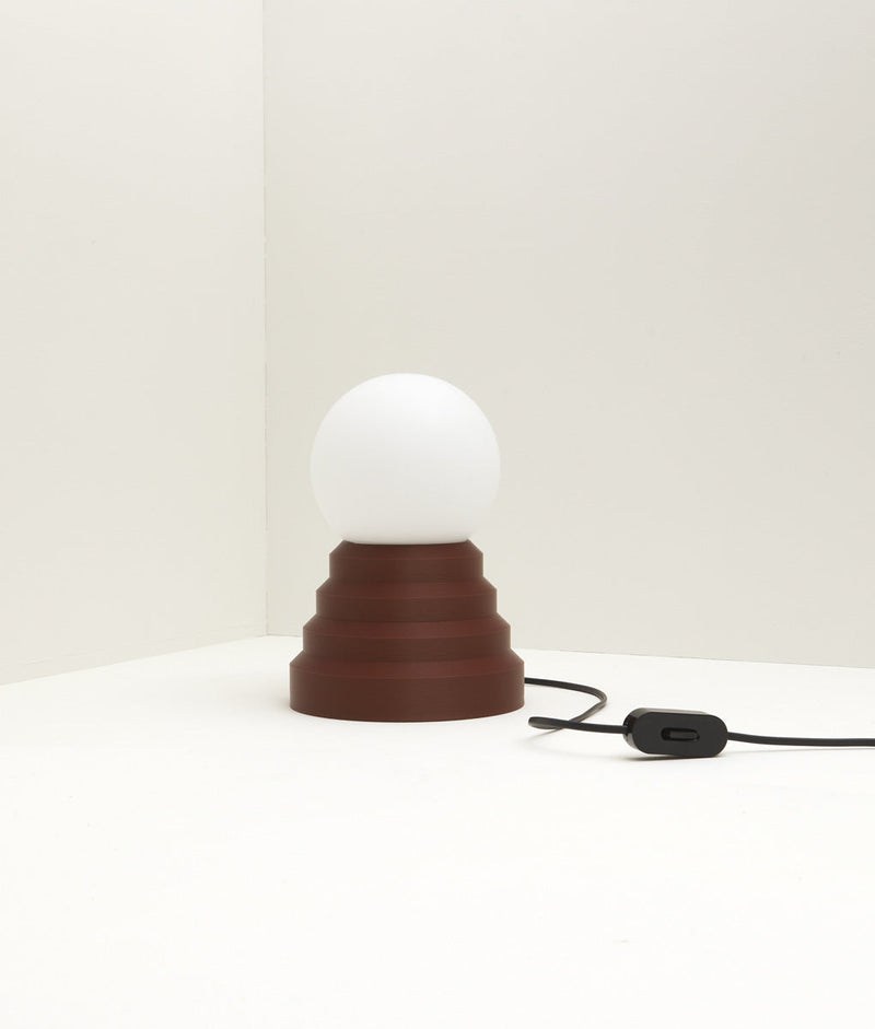 Lampe a poser "Colonnade" en opaline, socle bordeaux - La Quincaillerie moderne & Bold Design