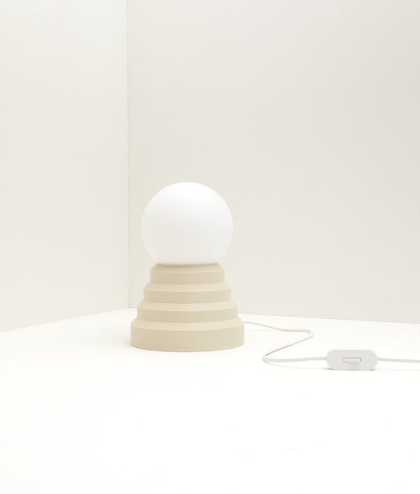 Lampe a poser "Colonnade" en opaline, socle crème - La Quincaillerie moderne & Bold Design