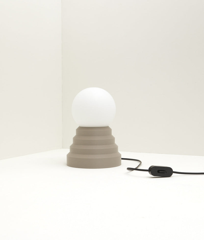Lampe a poser "Colonnade" en opaline, socle taupe - La Quincaillerie moderne & Bold Design