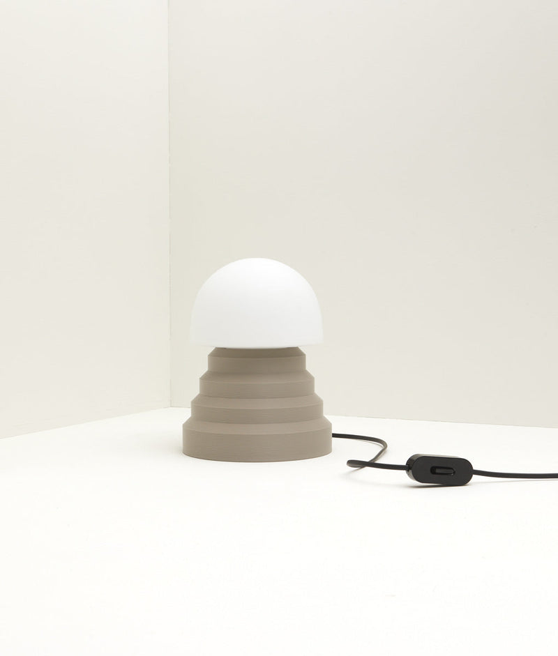 Lampe à poser Colonnade opaline La Quincaillerie moderne Bold Design
