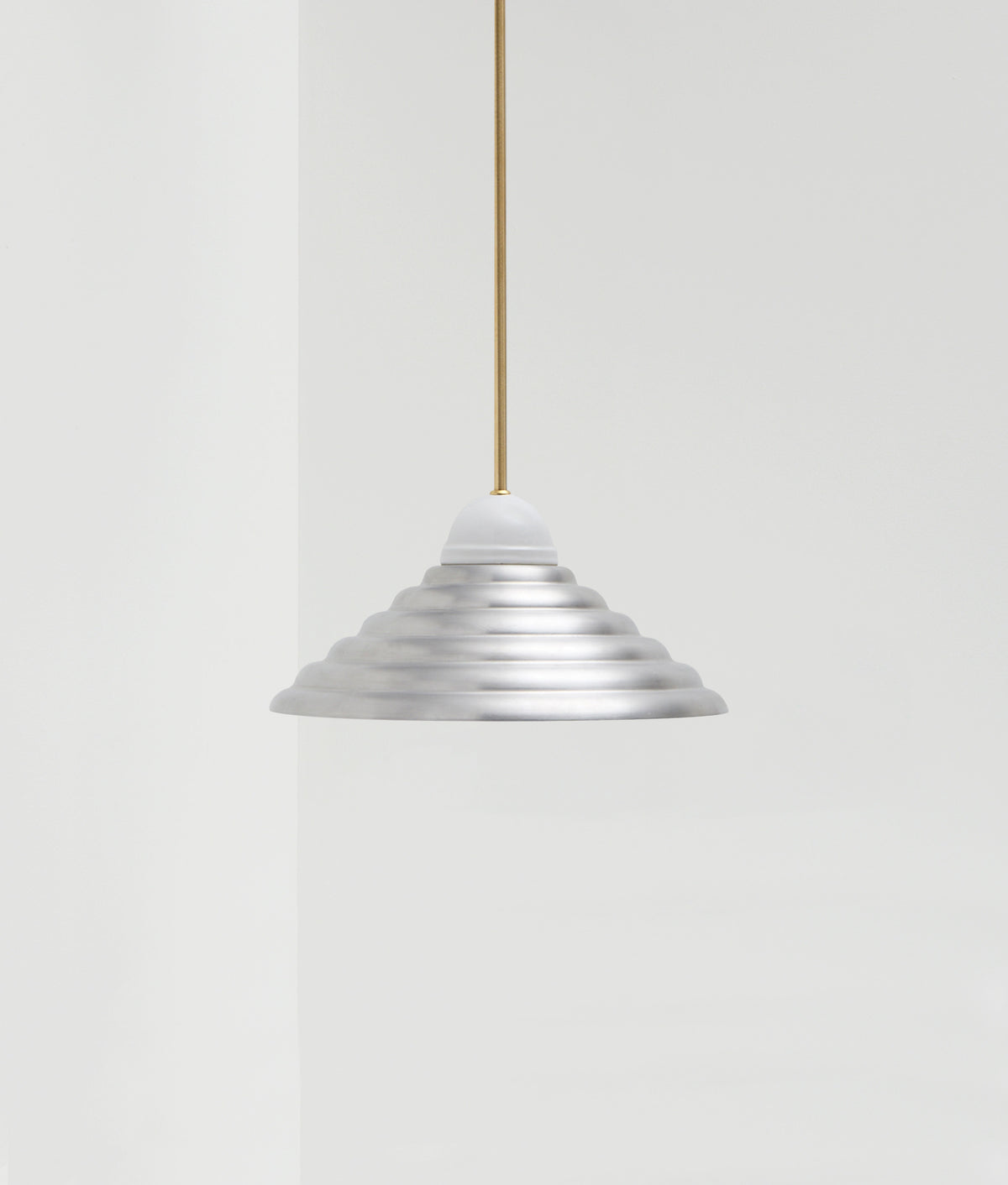 La Quincaillerie moderne - Lustre "Démodé", laiton brossé et porcelaine émaillée blanche. Abat-jour cannelé en aluminium brossé. Fabrication artisanale en Italie, assemblé à Paris. 