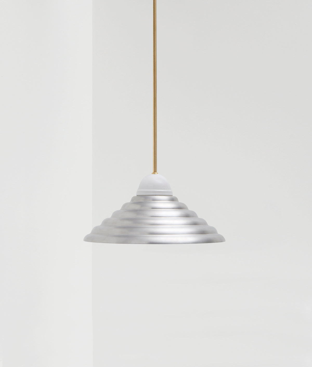 La Quincaillerie moderne - Lustre "Démodé", laiton brossé et porcelaine émaillée blanche. Abat-jour cannelé en aluminium brossé. Fabrication artisanale en Italie, assemblé à Paris. 