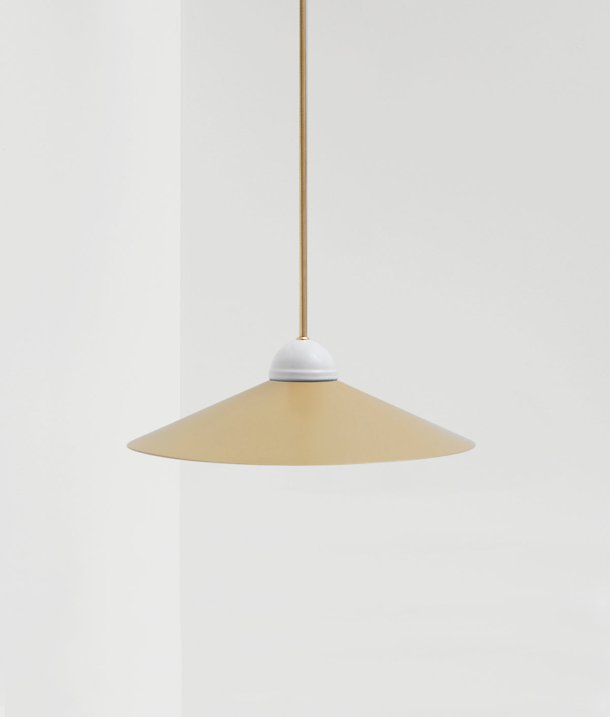 La Quincaillerie moderne - Lustre "Démodé", laiton brossé et porcelaine émaillée blanche. Abat-jour évasé beige. Fabrication artisanale en Italie, assemblé à Paris. 