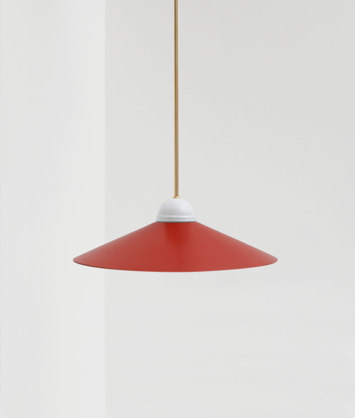 La Quincaillerie moderne - Lustre "Démodé", laiton brossé et porcelaine émaillée blanche. Abat-jour évasé rouge cardinal. Fabrication artisanale en Italie, assemblé à Paris. 
