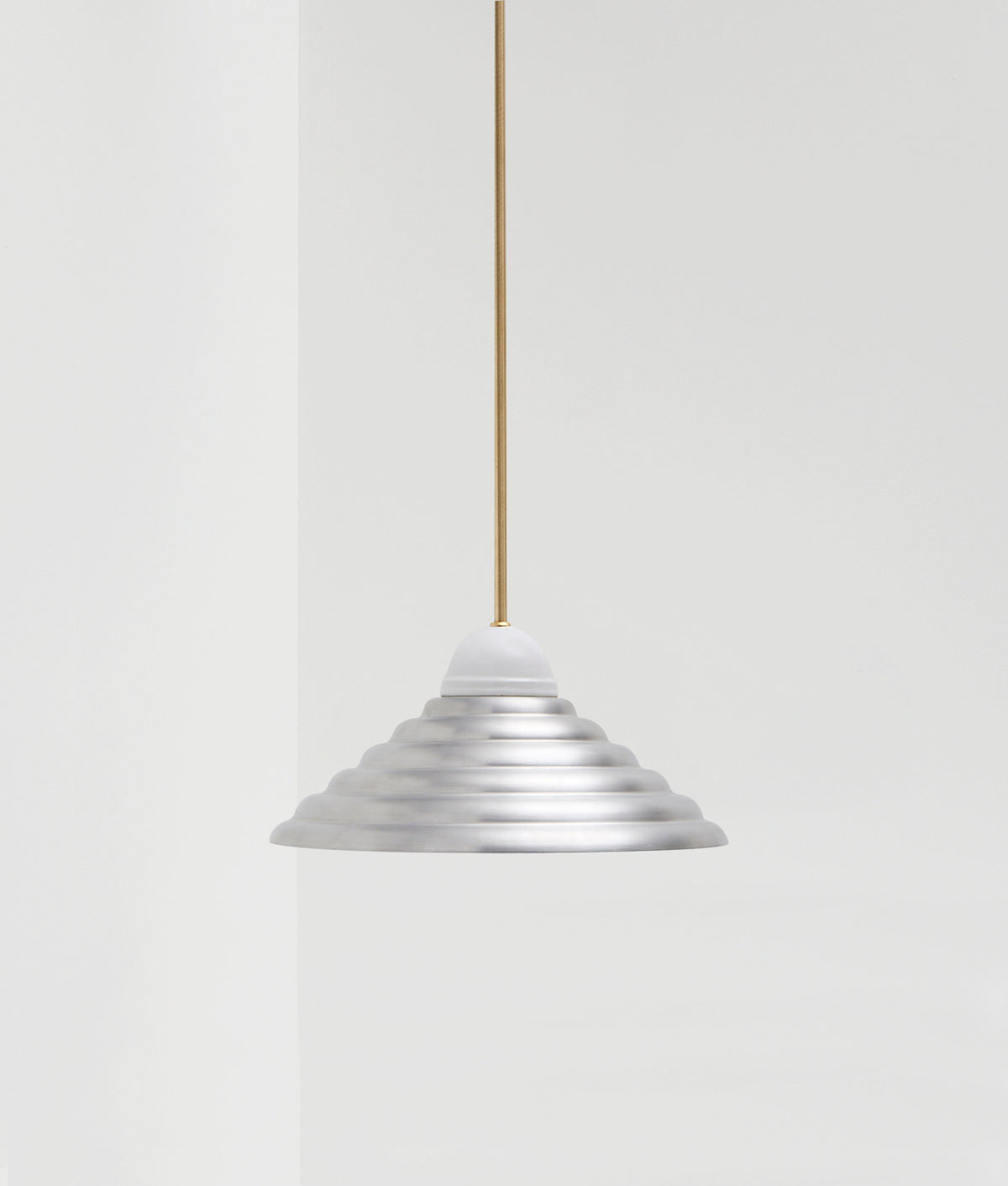 La Quincaillerie moderne - Lustre "Démodé", laiton brossé et porcelaine émaillée blanche. Abat-jour cannelé en aluminium brossé. Fabrication artisanale en Italie, assemblé à Paris. 