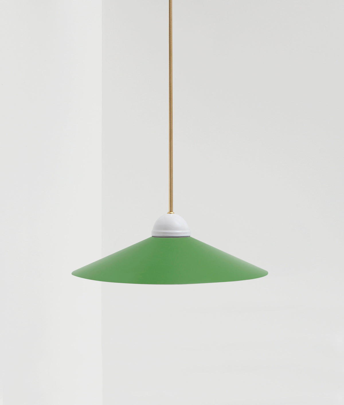 La Quincaillerie moderne - Lustre "Démodé", laiton brossé et porcelaine émaillée blanche. Abat-jour évasé vert champêtre. Fabrication artisanale en Italie, assemblé à Paris. 