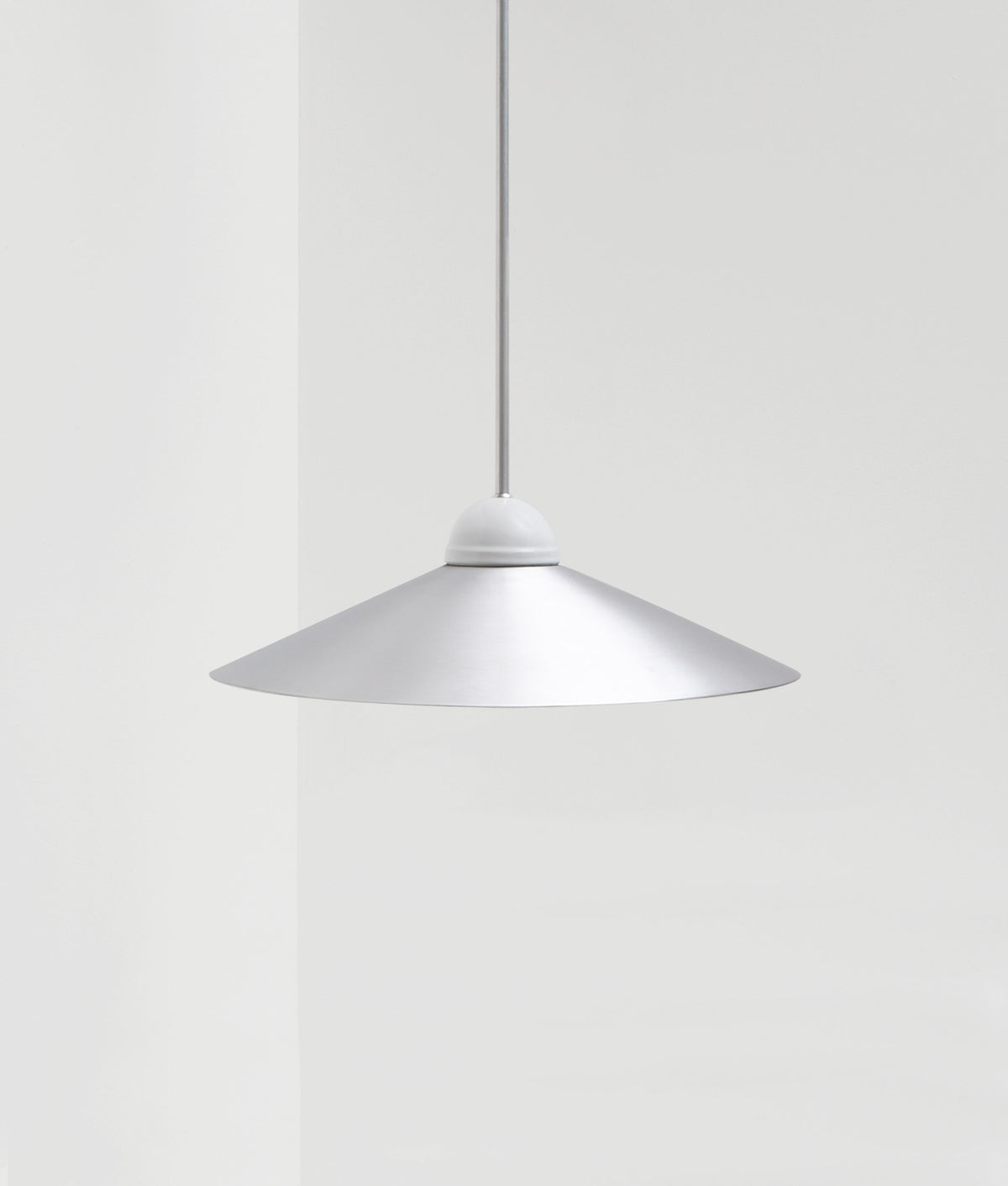 La Quincaillerie moderne - Lustre "Démodé", aluminium brossé et porcelaine émaillée blanche. Abat-jour évasé aluminium brossé. Fabrication artisanale en Italie, assemblé à Paris. 