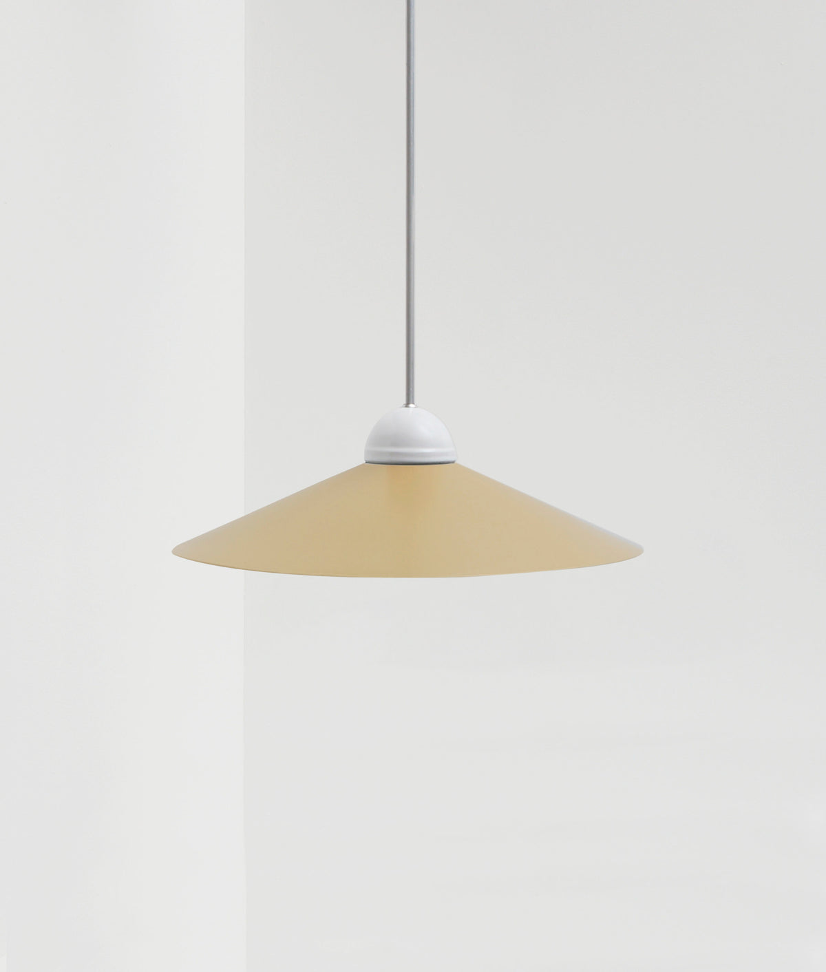 La Quincaillerie moderne - Lustre "Démodé", aluminium brossé et porcelaine émaillée blanche. Abat-jour évasé beige. Fabrication artisanale en Italie, assemblé à Paris. 