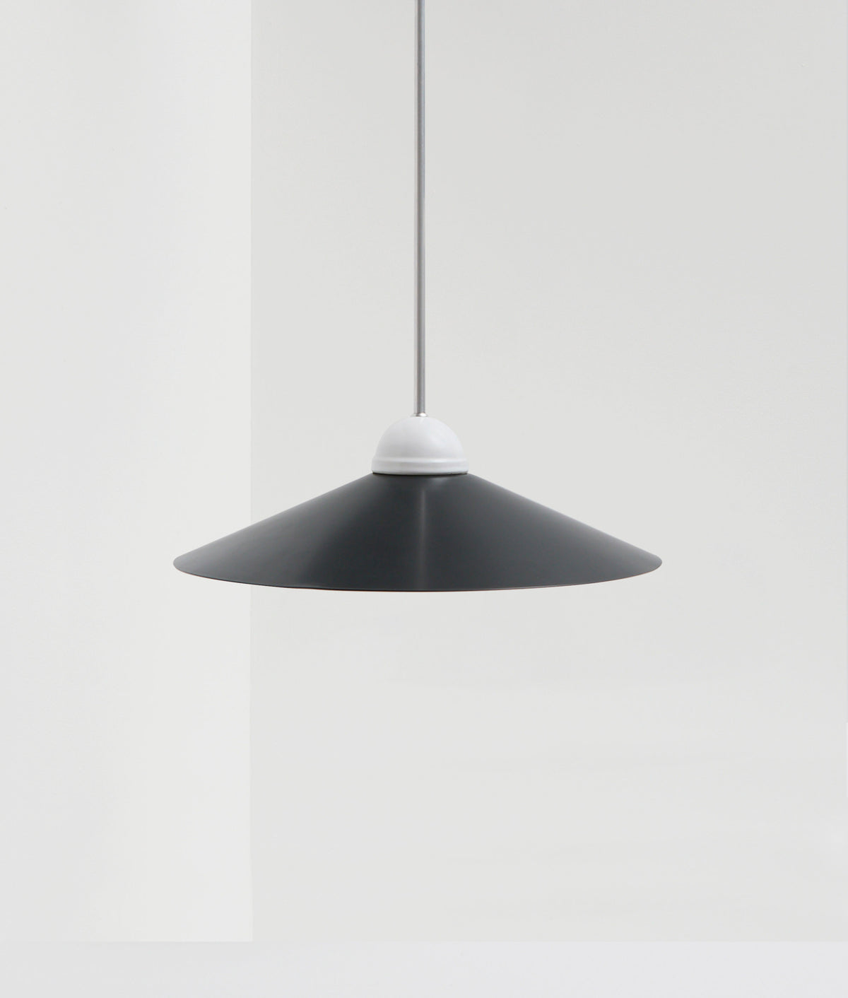 La Quincaillerie moderne - Lustre "Démodé", aluminium brossé et porcelaine émaillée blanche. Abat-jour évasé noir. Fabrication artisanale en Italie, assemblé à Paris. 