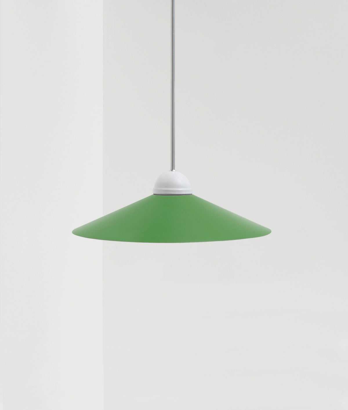 La Quincaillerie moderne - Lustre "Démodé", aluminium brossé et porcelaine émaillée blanche. Abat-jour évasé vert champêtre. Fabrication artisanale en Italie, assemblé à Paris. 