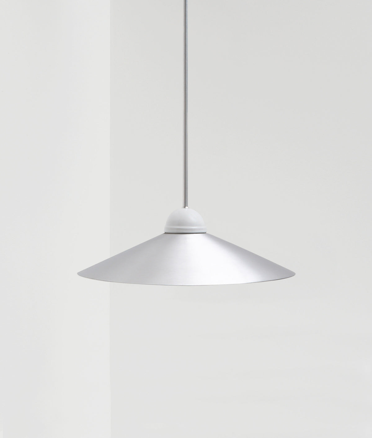 La Quincaillerie moderne - Lustre "Démodé", aluminium brossé et porcelaine émaillée blanche. Abat-jour évasé en aluminium brossé. Fabrication artisanale en Italie, assemblé à Paris.