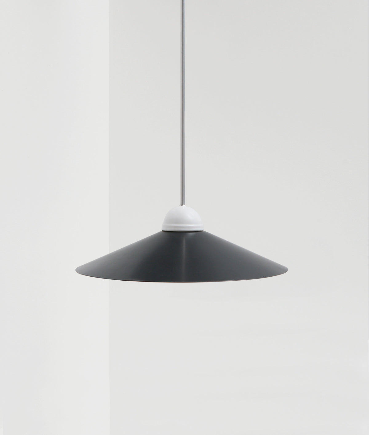 La Quincaillerie moderne - Lustre "Démodé", aluminium brossé et porcelaine émaillée blanche. Abat-jour évasé noir. Fabrication artisanale en Italie, assemblé à Paris. 