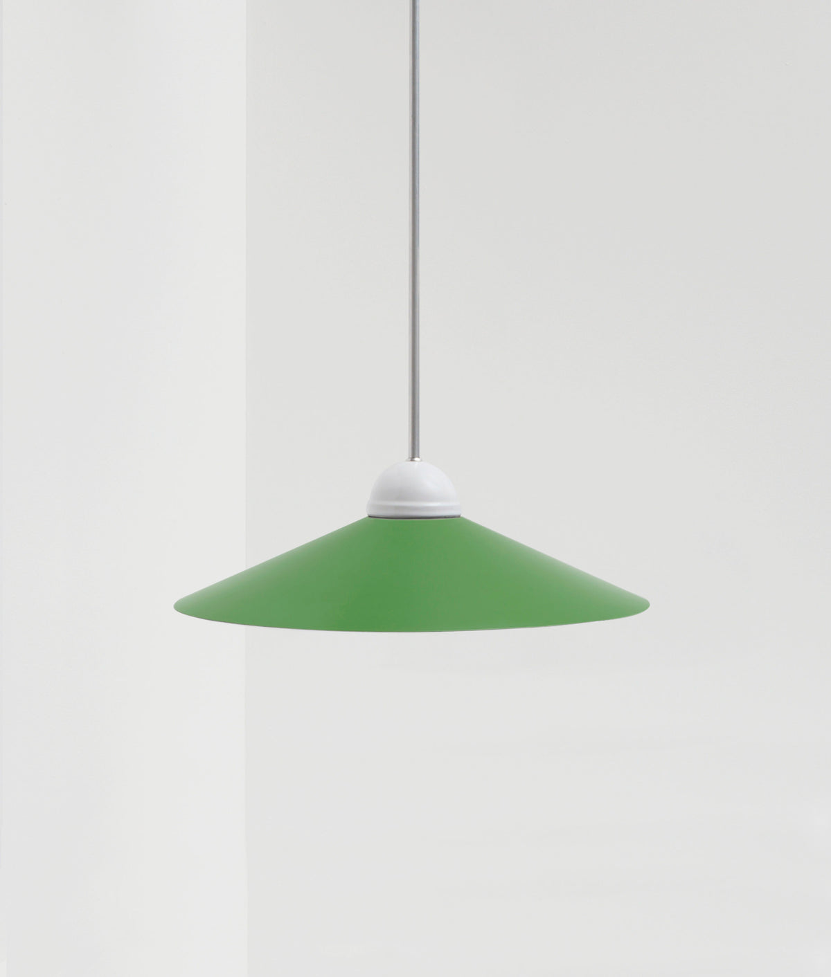 La Quincaillerie moderne - Lustre "Démodé", aluminium brossé et porcelaine émaillée blanche. Abat-jour évasé vert champêtre. Fabrication artisanale en Italie, assemblé à Paris. 