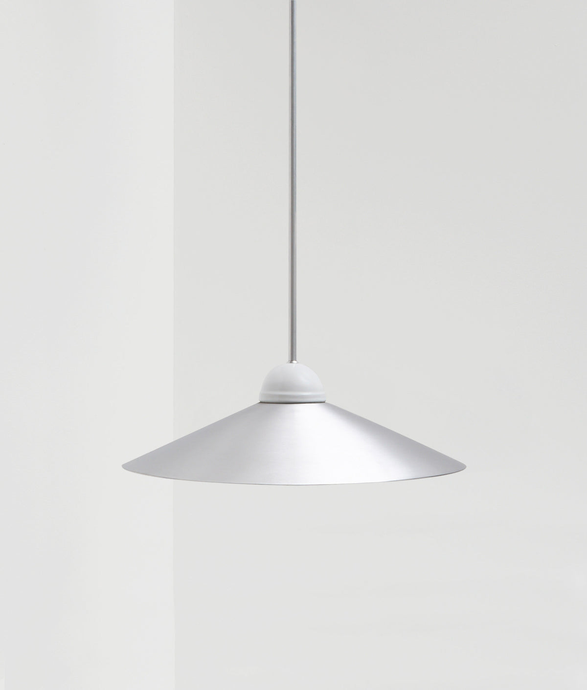 La Quincaillerie moderne - Lustre "Démodé", laiton brossé et porcelaine émaillée blanche. Abat-jour évasé en aluminium brossé. Fabrication artisanale en Italie, assemblé à Paris. 