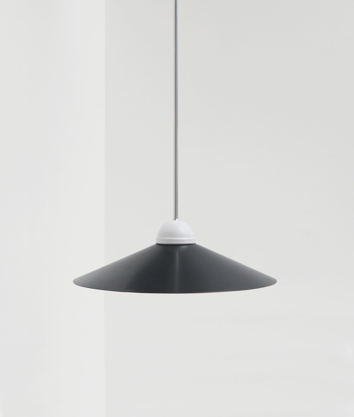 La Quincaillerie moderne - Lustre "Démodé", aluminium brossé et porcelaine émaillée blanche. Abat-jour évasé noir. Fabrication artisanale en Italie, assemblé à Paris. 
