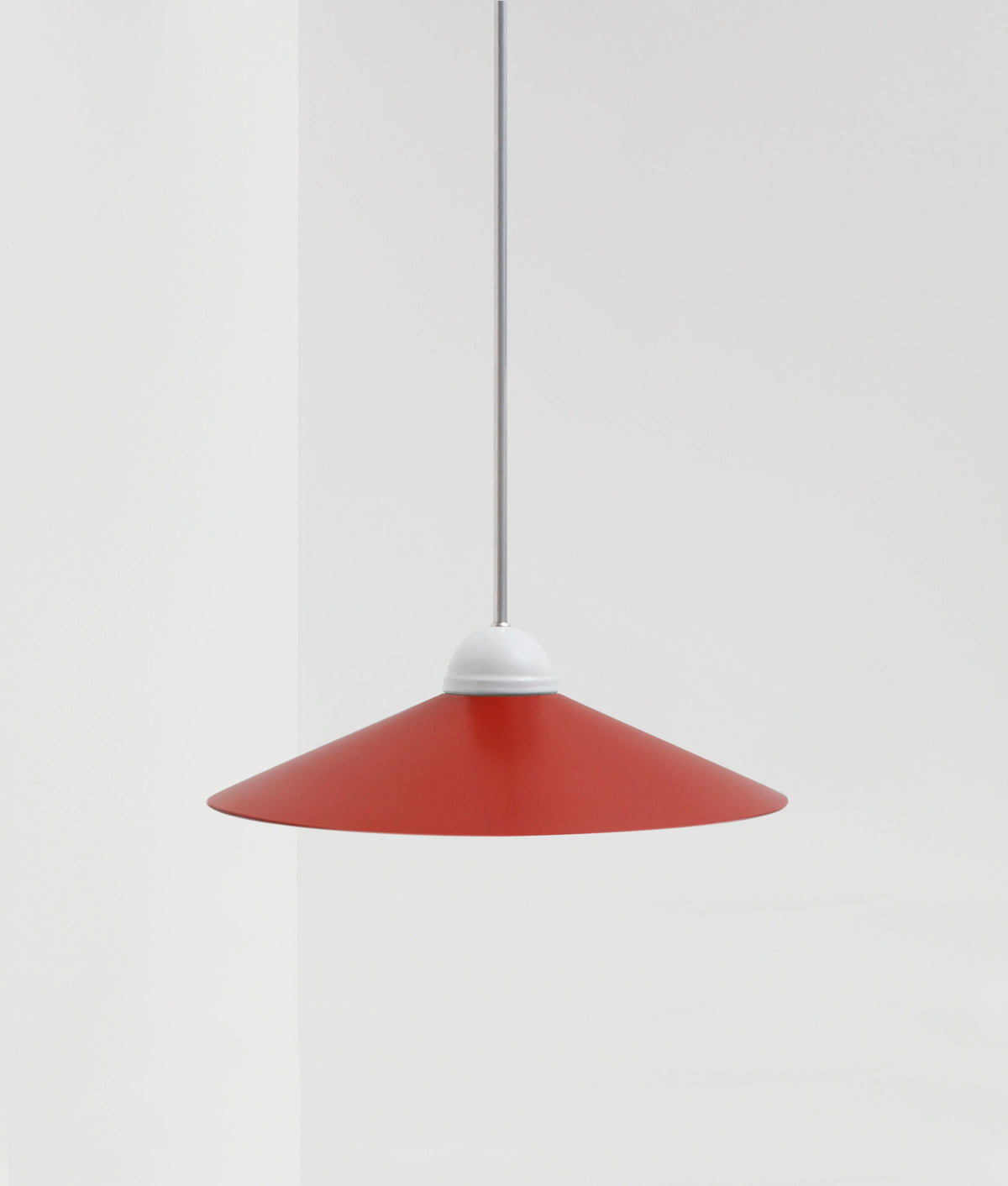 La Quincaillerie moderne - Lustre "Démodé", aluminium brossé et porcelaine émaillée blanche. Abat-jour évasé rouge cardinal. Fabrication artisanale en Italie, assemblé à Paris. 