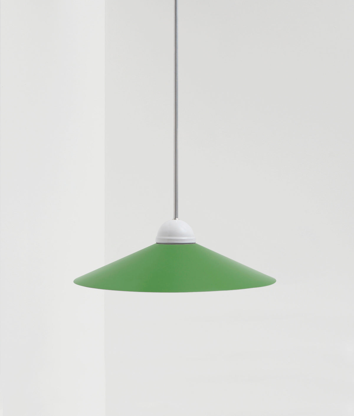 La Quincaillerie moderne - Lustre "Démodé", aluminium brossé et porcelaine émaillée blanche. Abat-jour évasé vert champêtre. Fabrication artisanale en Italie, assemblé à Paris. 
