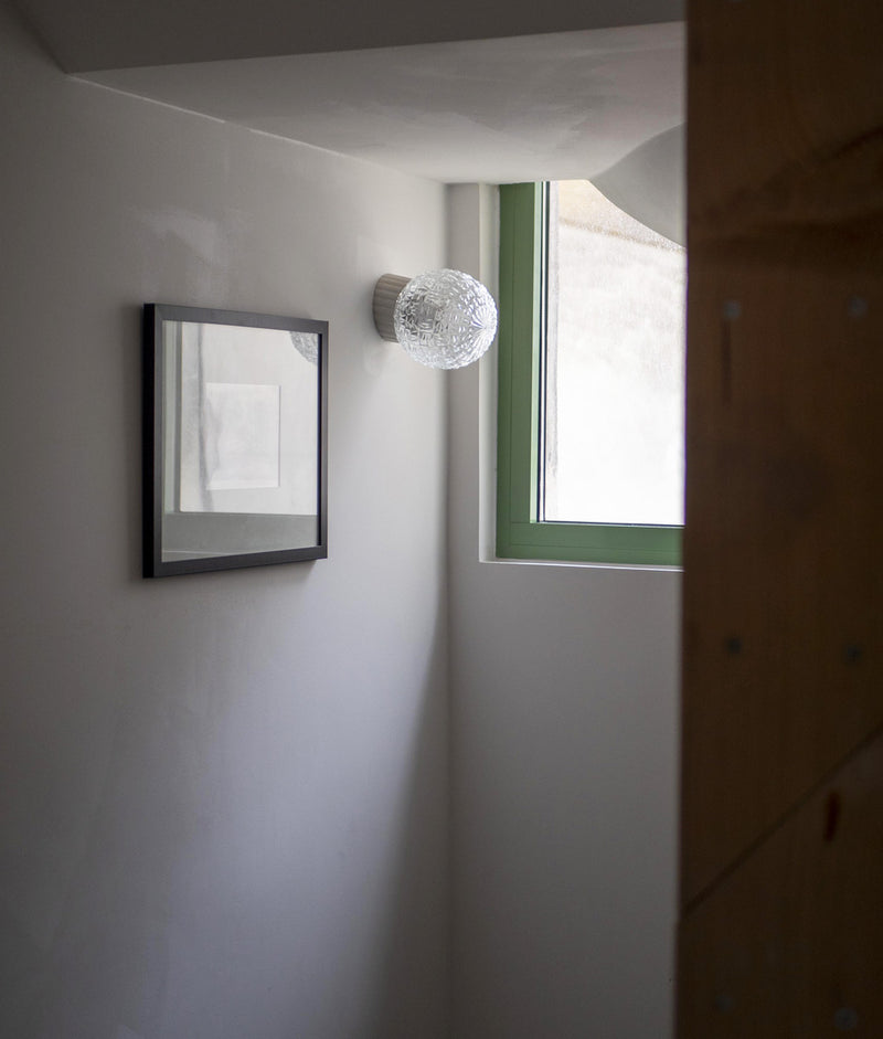 La Quincaillerie moderne - Applique "Alexanderplatz", Porcelaine émaillée, verrerie transparente