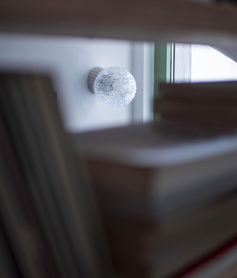 La Quincaillerie moderne - Applique "Alexanderplatz", Porcelaine émaillée, verrerie transparente