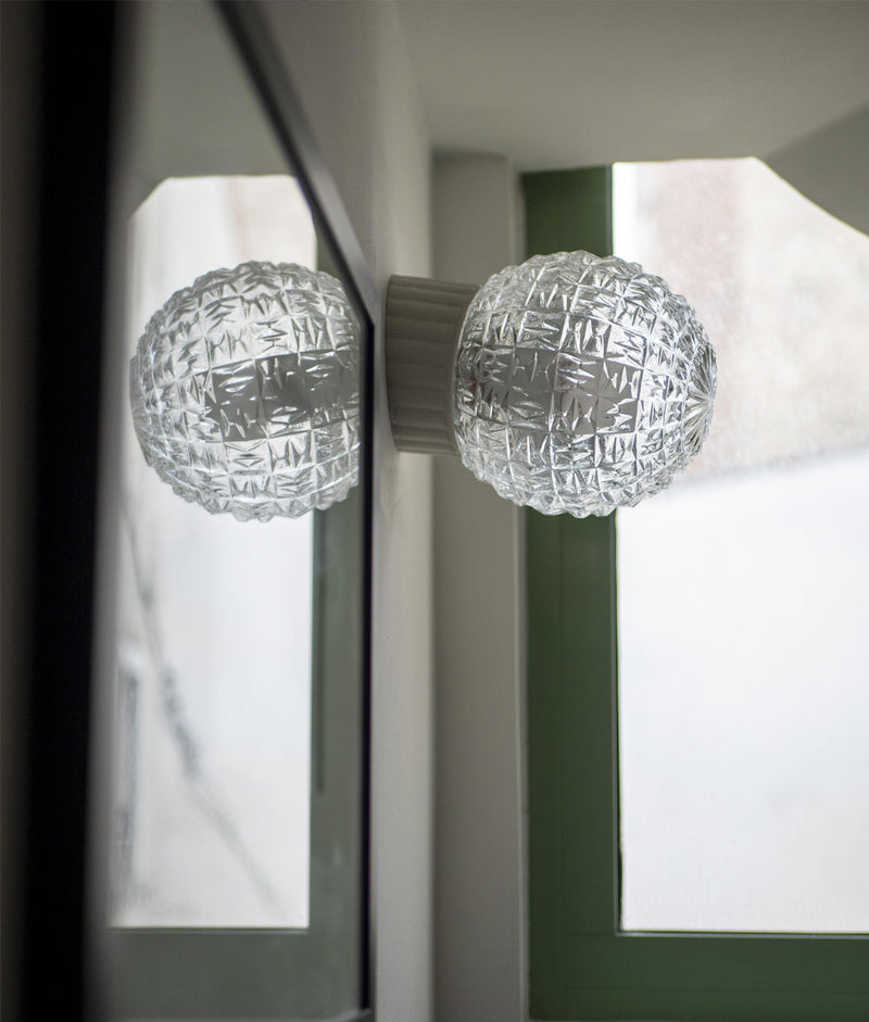 La Quincaillerie moderne - Applique "Alexanderplatz", Porcelaine émaillée, verrerie transparente