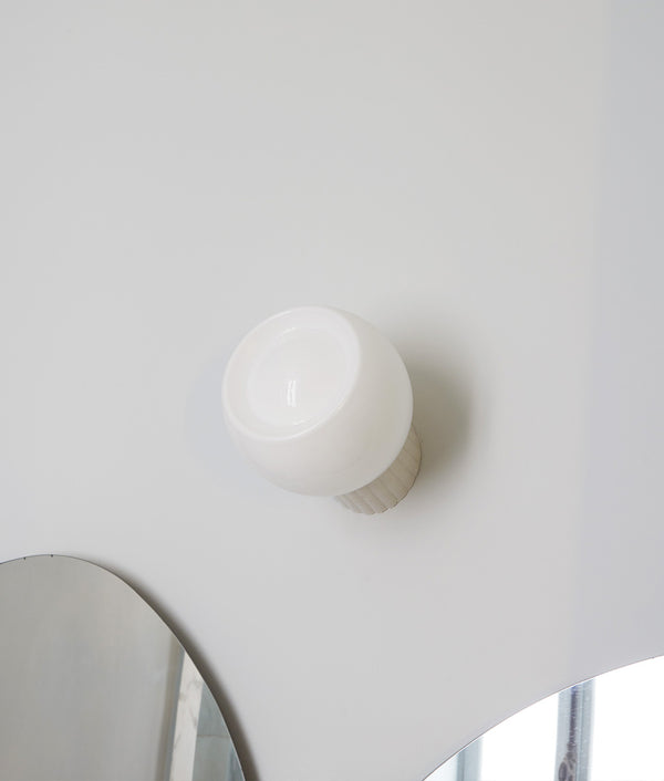 La Quincaillerie moderne - Applique "Grège", Porcelaine émaillée, verrerie opaline