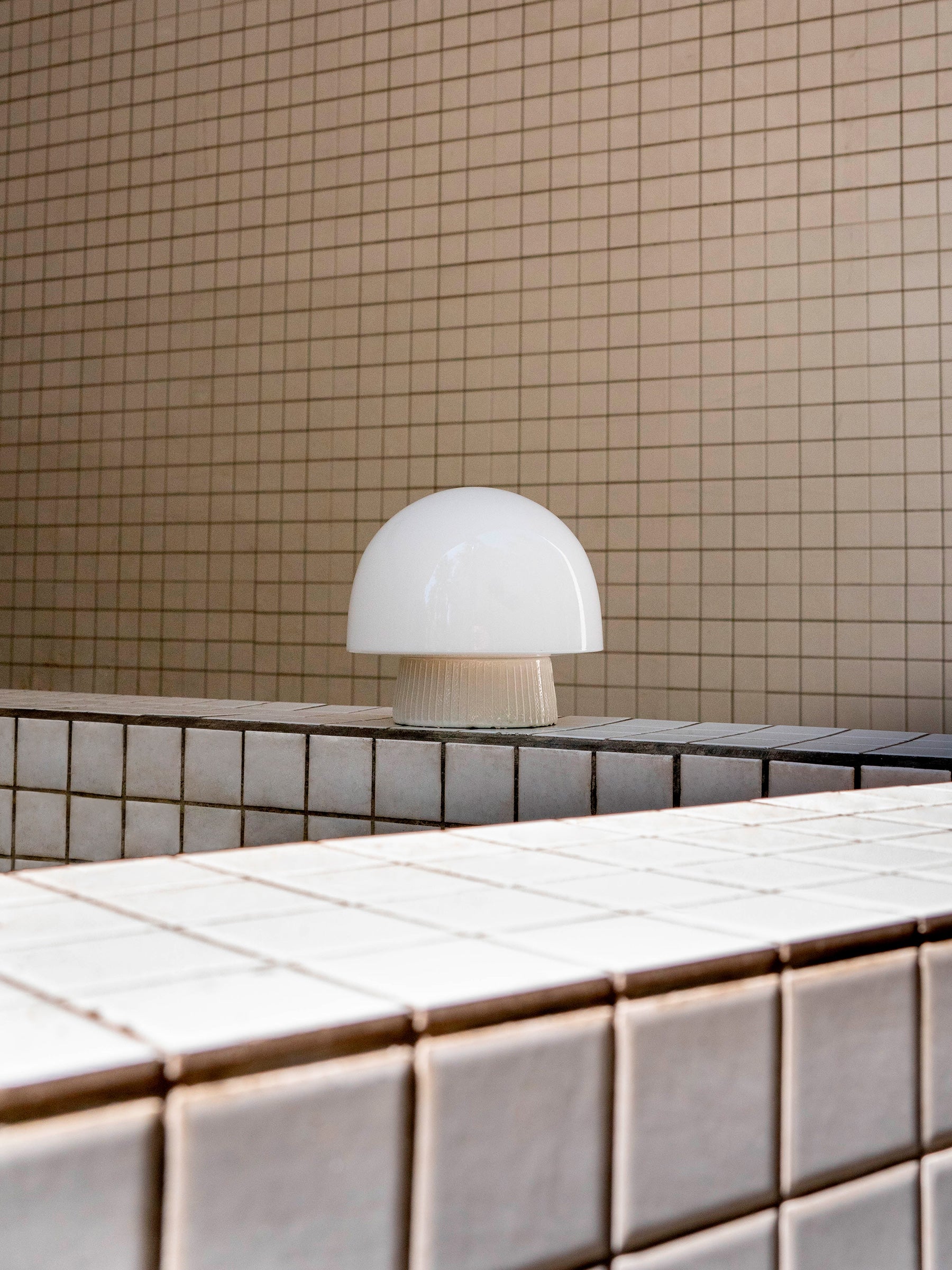 La Quincaillerie moderne - Applique et plafonnier droit "Grège" en porcelaine industrielle, verrerie "Champignon" en opaline satinée