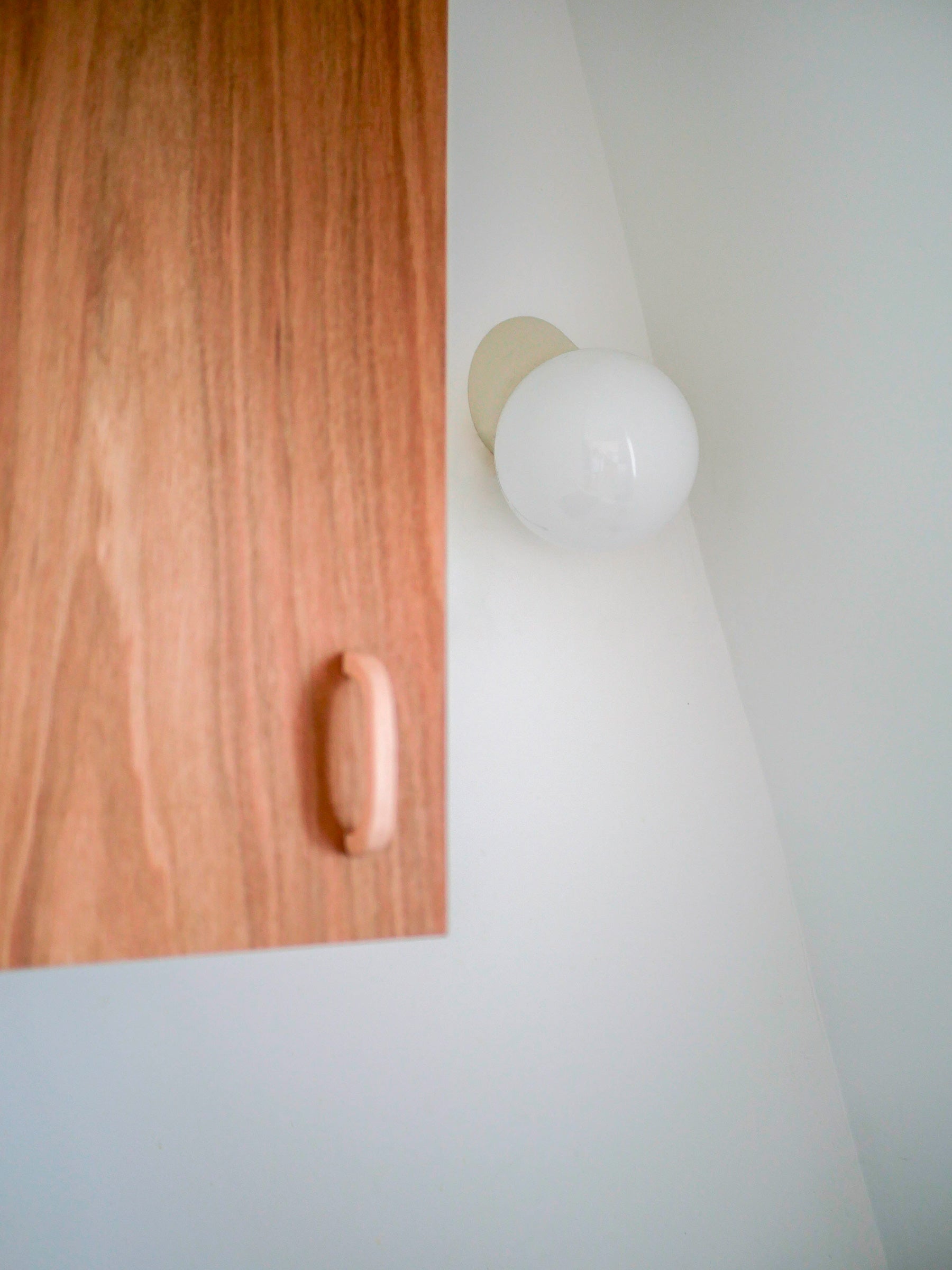 La Quincaillerie moderne - Applique inclinée "Classique" avec un petit globe en verre opalin satiné - IP44