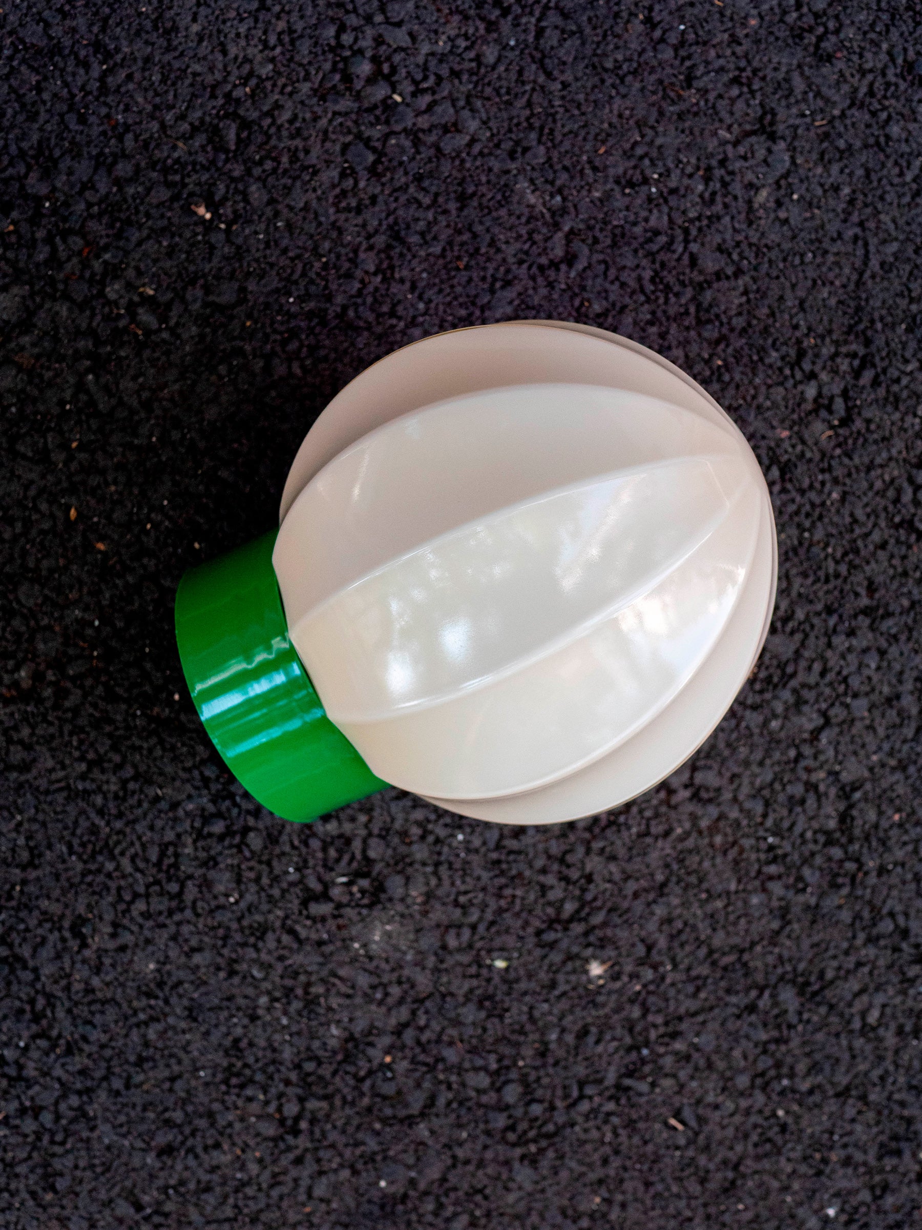La Quincaillerie moderne - Applique droite "Movida" en opaline crème, avec un socle vert prairie