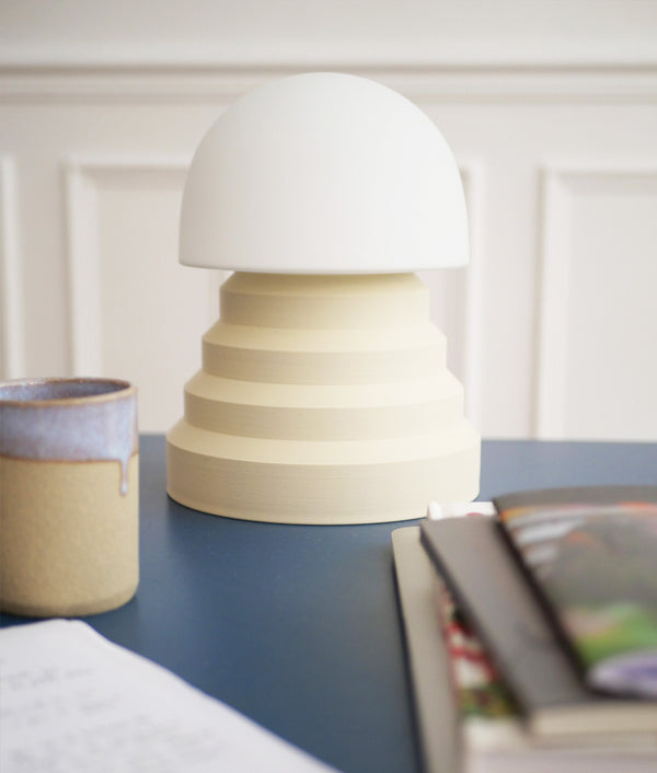 Lampe à poser "Colonnade", base pyramide, verrerie "champignon" mate
