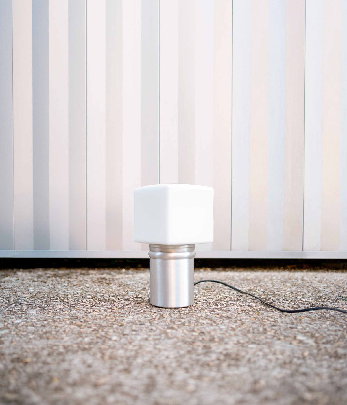 La Quincaillerie moderne - Lampes à poser "Odyssée" en opaline et aluminium brossé. Ici avec une verrerie "cube" en opaline satinée. 