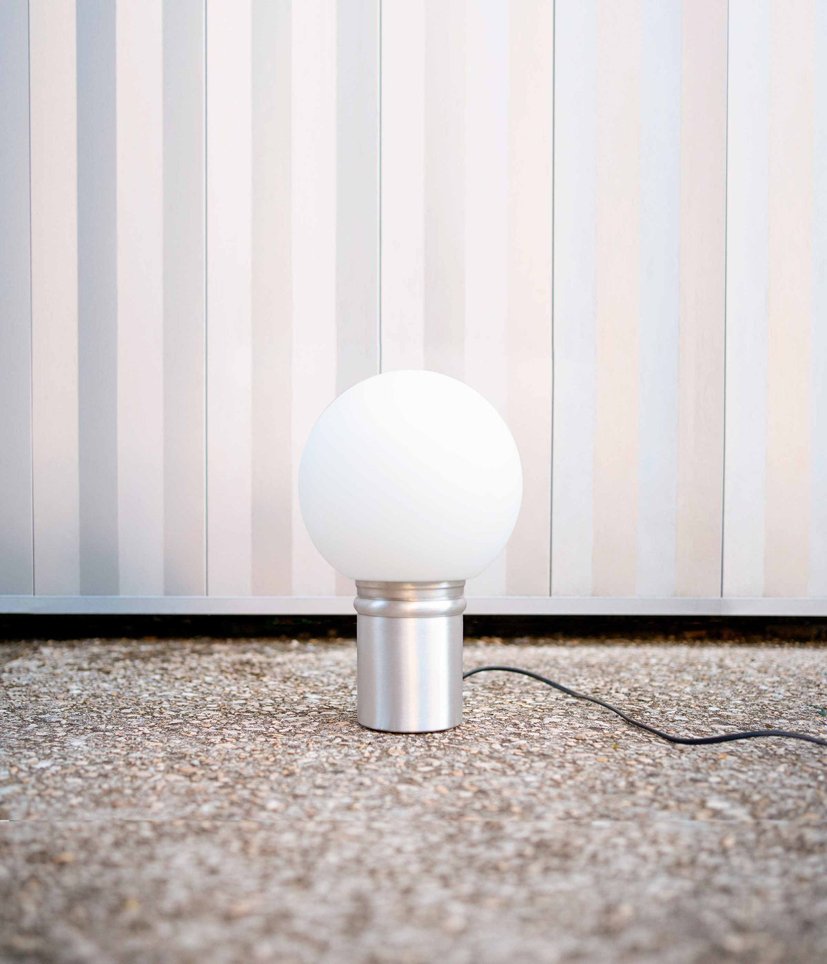 La Quincaillerie moderne - Lampes à poser "Odyssée" en opaline et aluminium brossé. ici avec un globe  en verre opalin mat, ø 20 cm. 