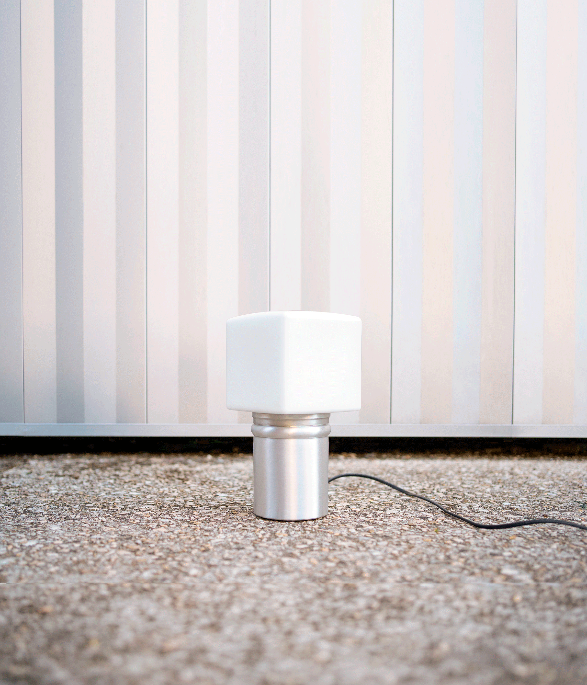 La Quincaillerie moderne - Lampes à poser "Odyssée" en opaline et aluminium brossé. Disponible avec 5 formes de verreries, avec une finition mate ou satinée. 
