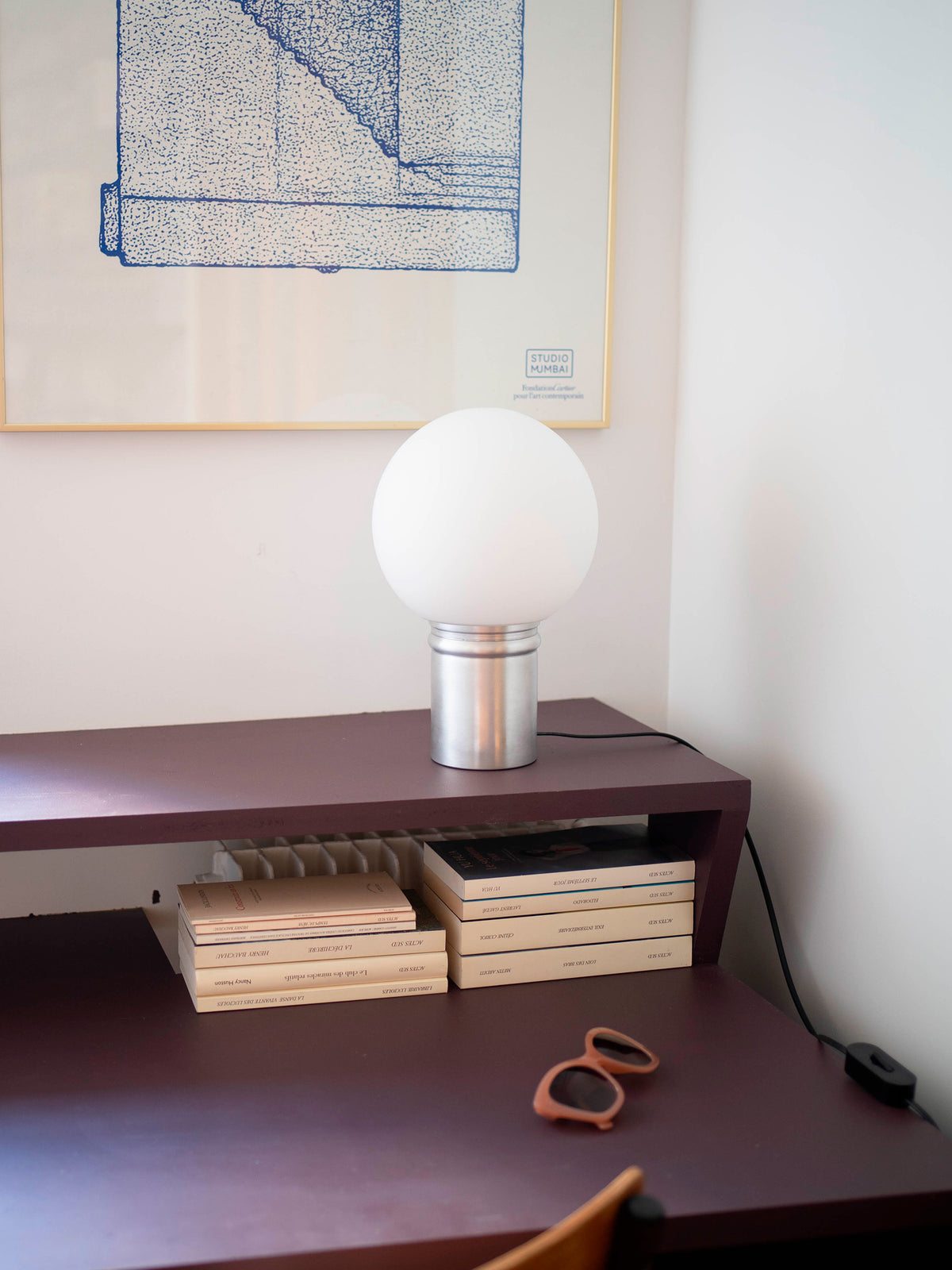 La Quincaillerie moderne - Lampe à poser "Odyssée" globe ø 20 cm - Opaline et aluminium brossé