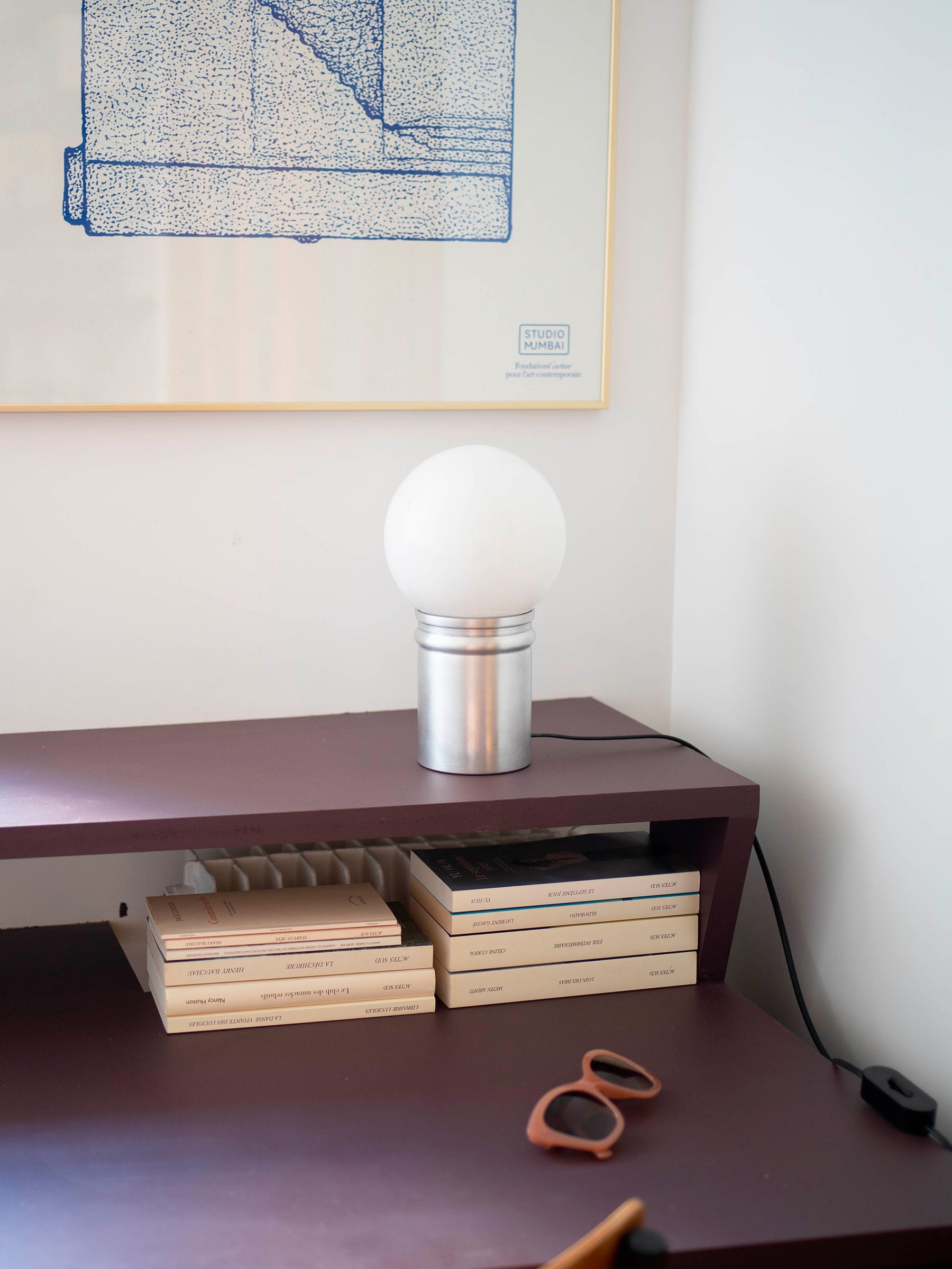 La Quincaillerie moderne - Lampe à poser "Odyssée" globe ø 15 cm - Opaline et aluminium brossé