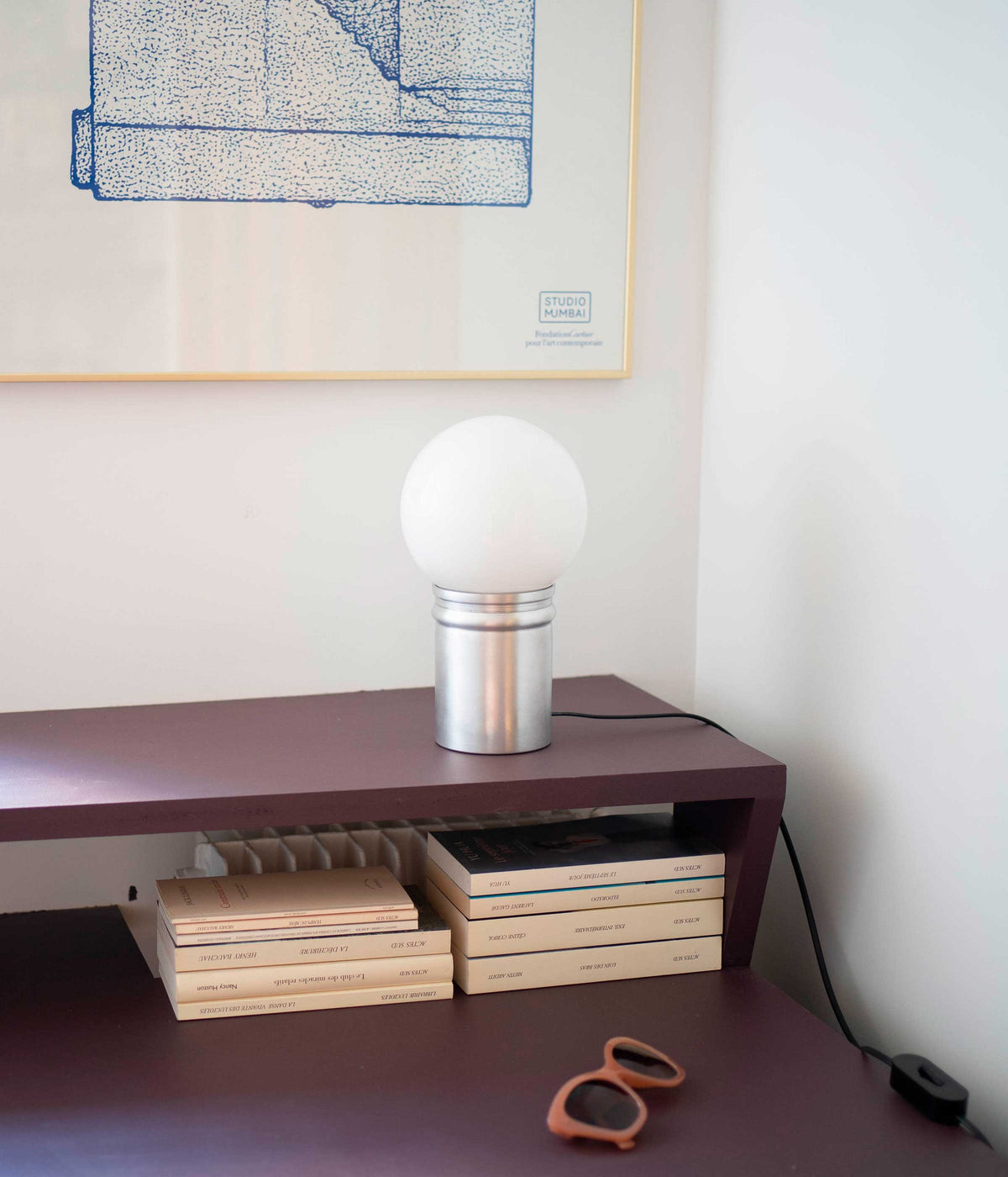 La Quincaillerie moderne - Lampe à poser "Odyssée" globe ø 15 cm - Opaline et aluminium brossé
