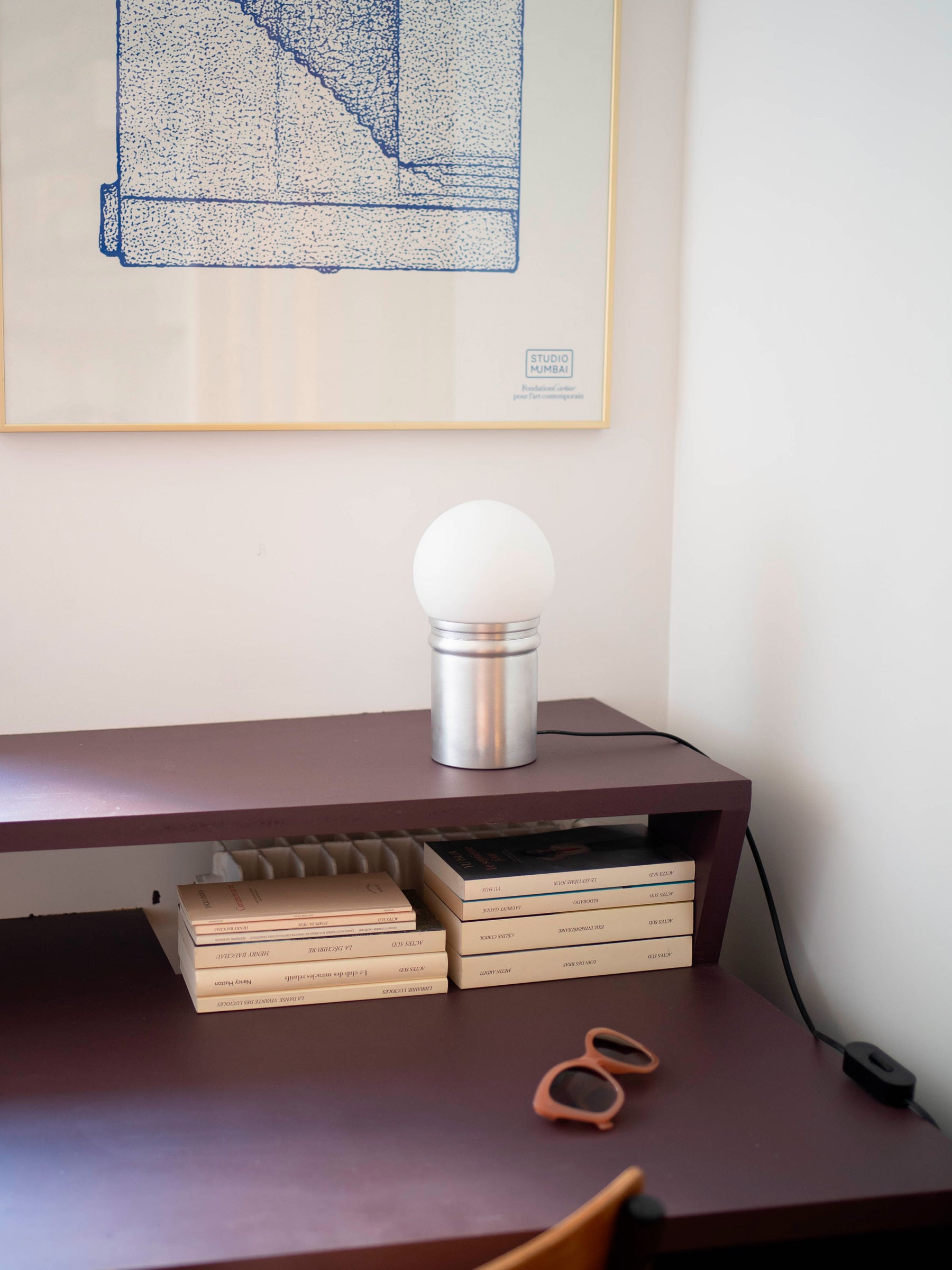 La Quincaillerie moderne - Lampe à poser "Odyssée" globe ø 12,5 cm - Opaline et aluminium brossé Très petit modèle mat