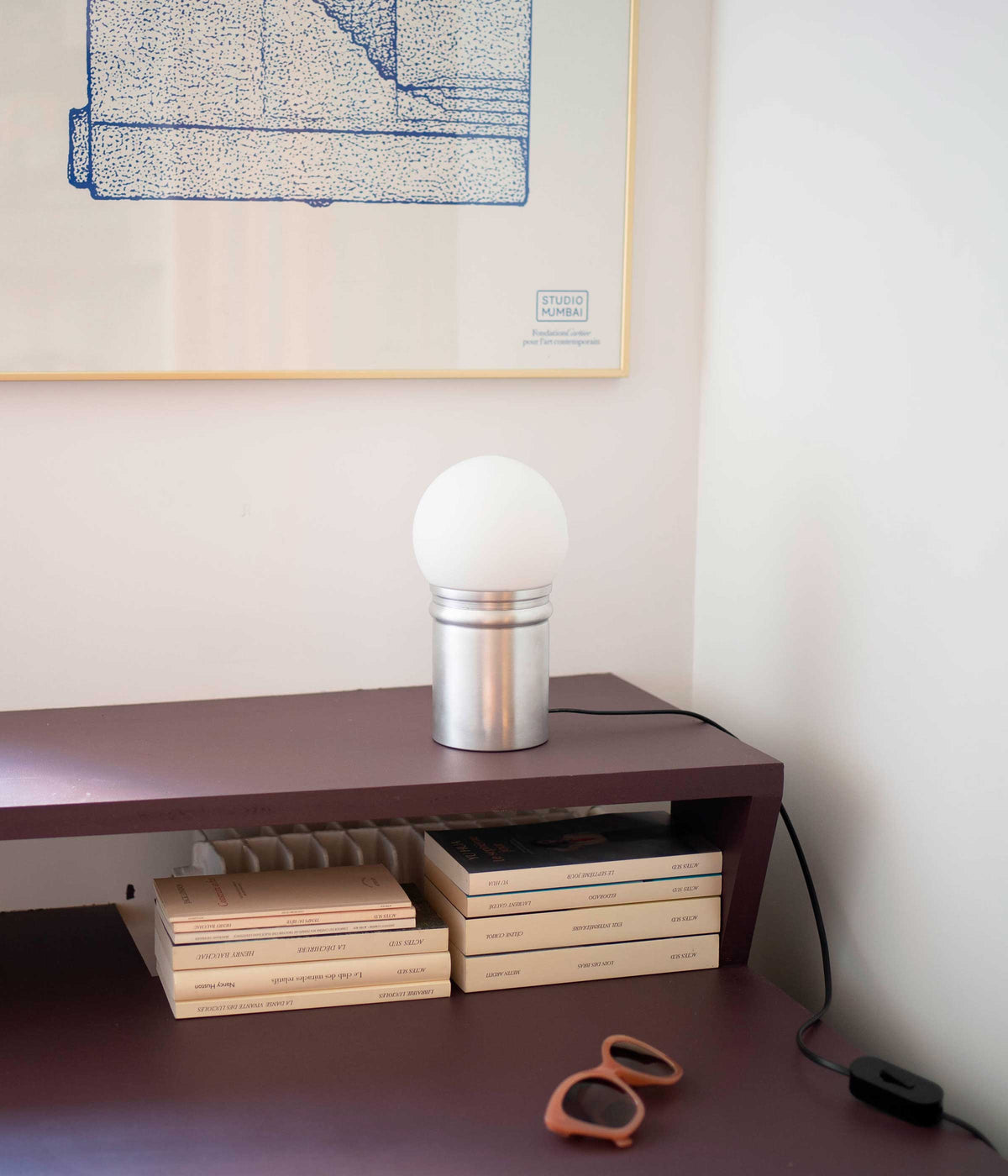 La Quincaillerie moderne - Lampe à poser "Odyssée" globe ø 12,5 cm - Opaline et aluminium brossé Très petit modèle mat